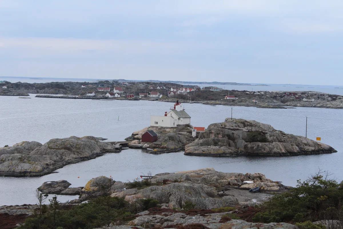 Homlungen fyrstasjon, en hvit trebygning med rødt lyktehus på en holme rett utenfor Skjærhalden, Hvaler.